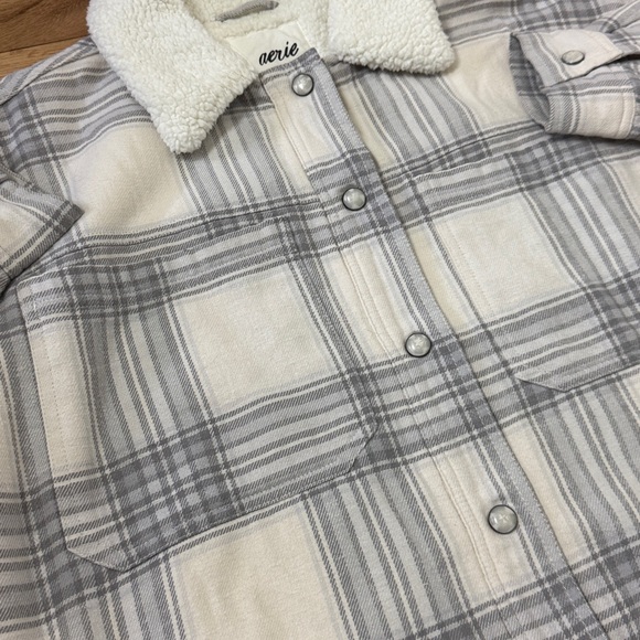 Aerie Cropped Sherpa Lined Shacket grey & white plaid medium snap button front - Picture 13 of 13